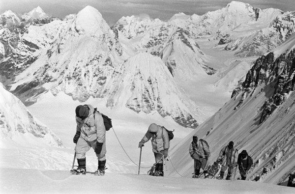 △1960年5月，中國(guó)登山隊(duì)隊(duì)員在海拔7150米的冰雪坡上行進(jìn)。